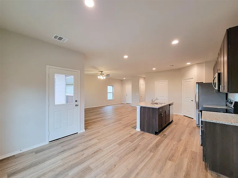 942 Amesbury Ct — Photo 12