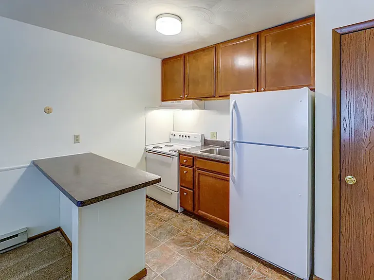 Oak Hill Apartments- Hill Ave. — Photo 13