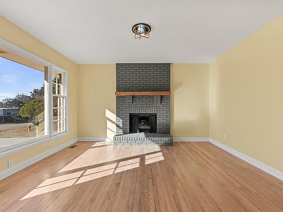 4th image of 3620 Oates Dr