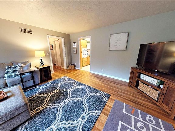 4th image of 14 Linda Ln