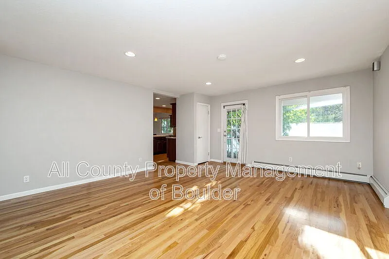 3 bed, 3.0 bath, 2208 sqft, $4,300 — Photo 4