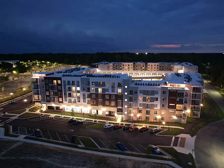 Metropolis Apartments — Photo 52