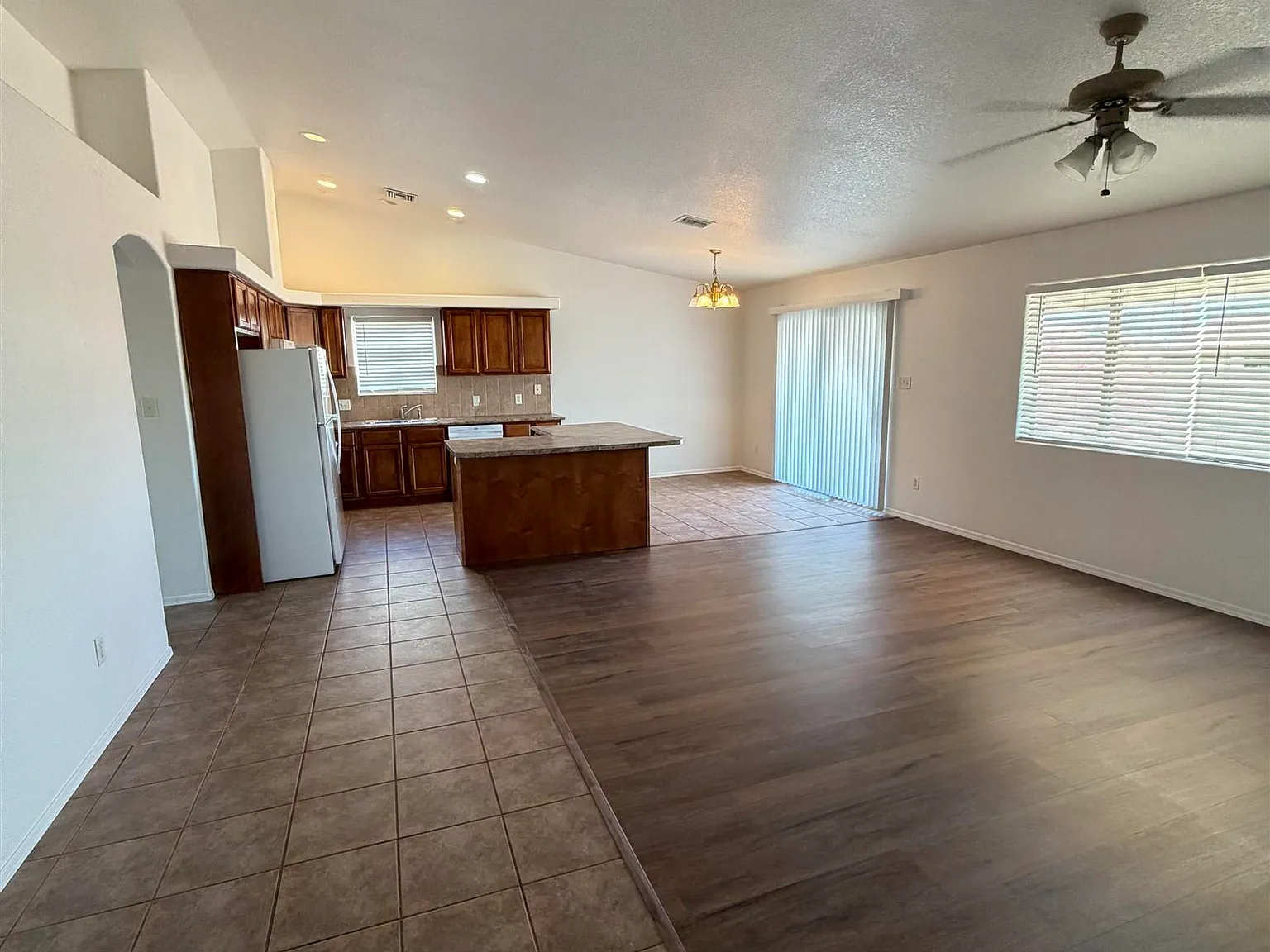 4 bed, 3.0 bath, 1642 sqft, $1,800 — Photo 2