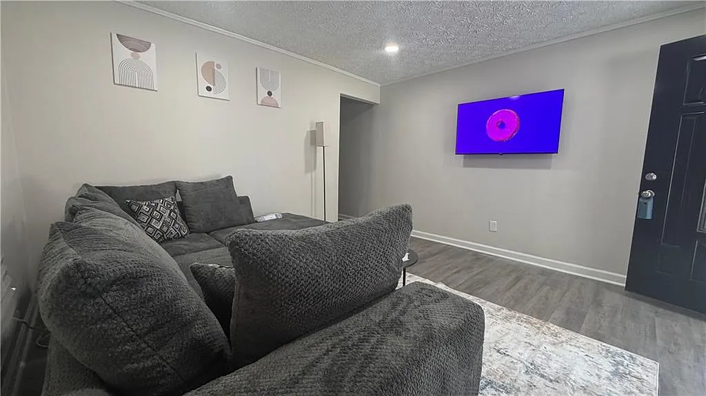3 bed, 2.0 bath, 1008 sqft, $2,800 — Photo 4