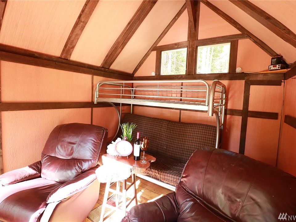 It's 5 o'clock somewhere! enjoy this adorable treehouse! Bunkbed that sleeps 3 and comfy recliners stay!!