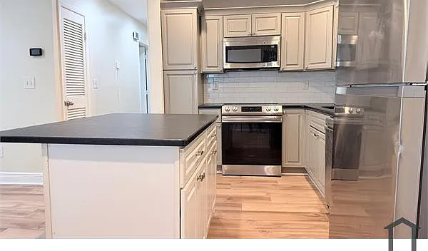 3 bed, 1060 sqft, $1,900 — Photo 3