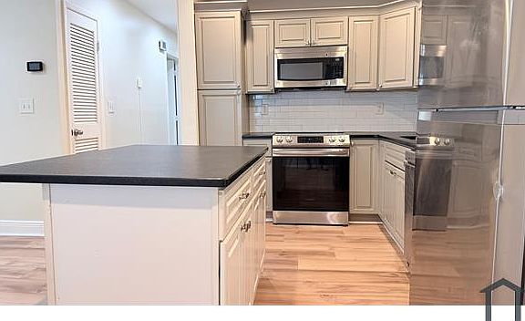 3rd image of 85 King Blvd