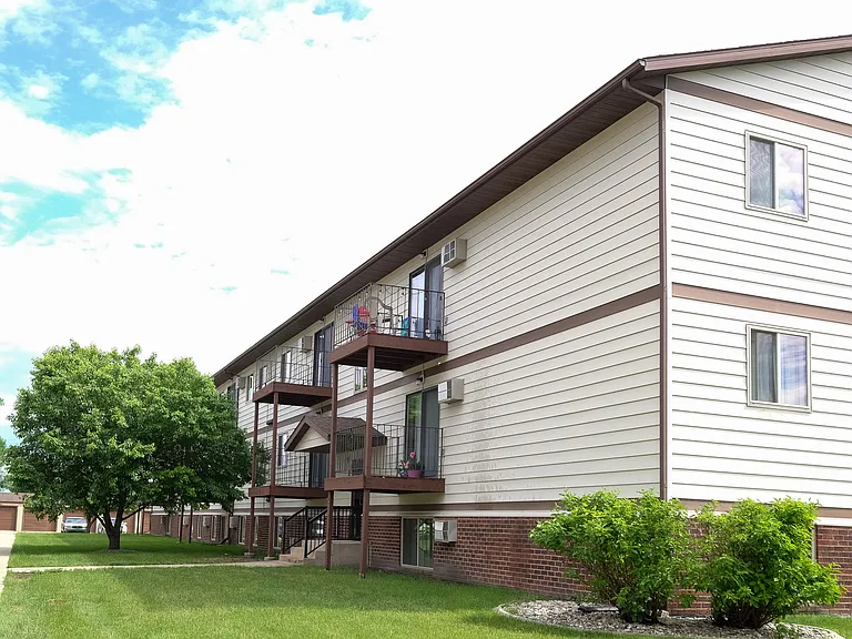 Fargo, ND Carlton Place Apartments | Exterior