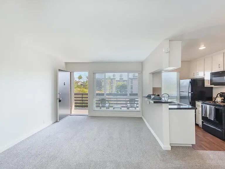 Elan Pacific Lofts — Photo 8