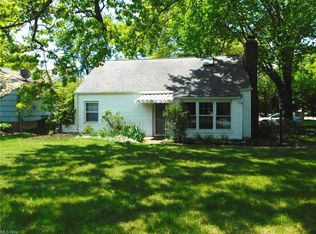 560 Bassett Rd, Bay Village, OH 44140