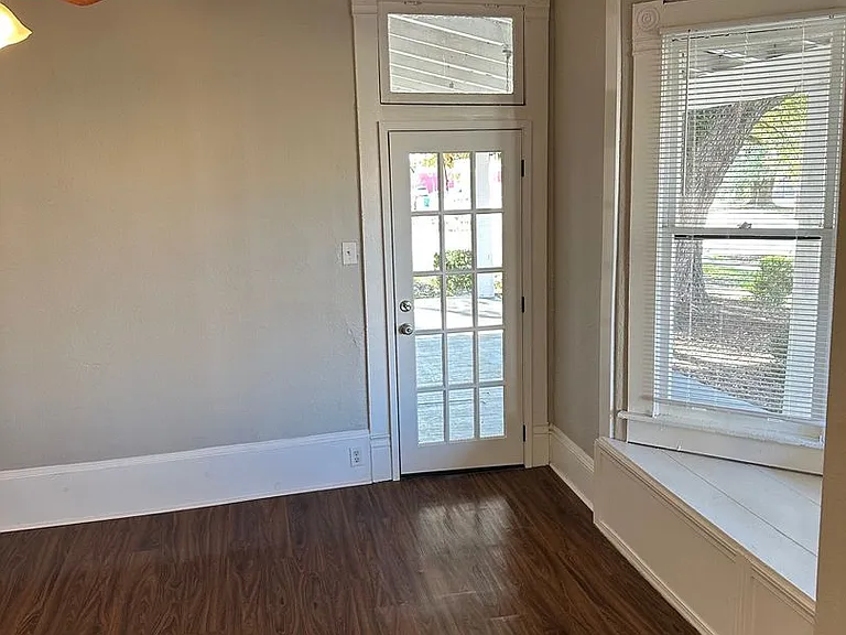 201 E Robert St — Photo 7