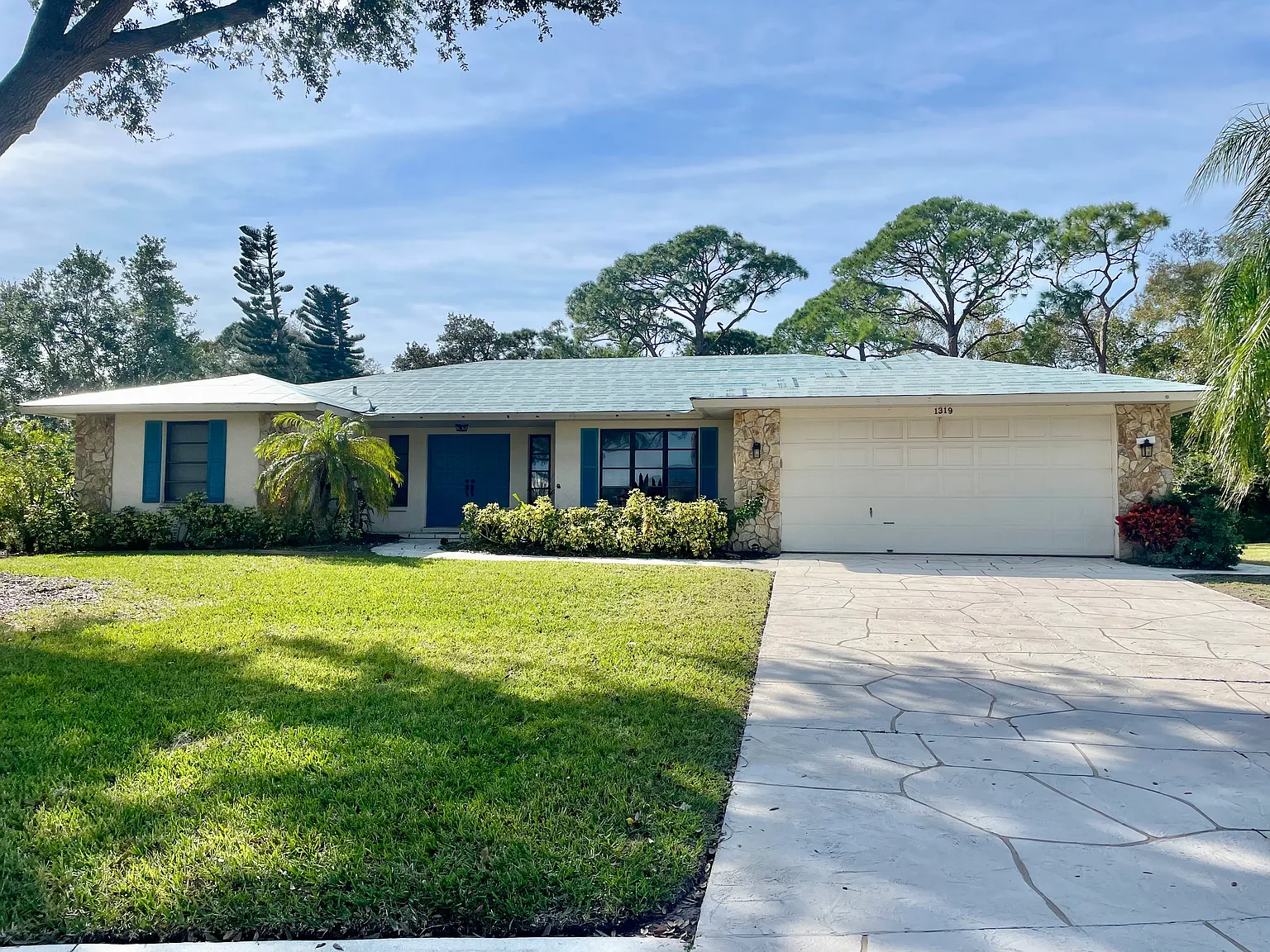 1319 Vermeer Dr — Photo 1