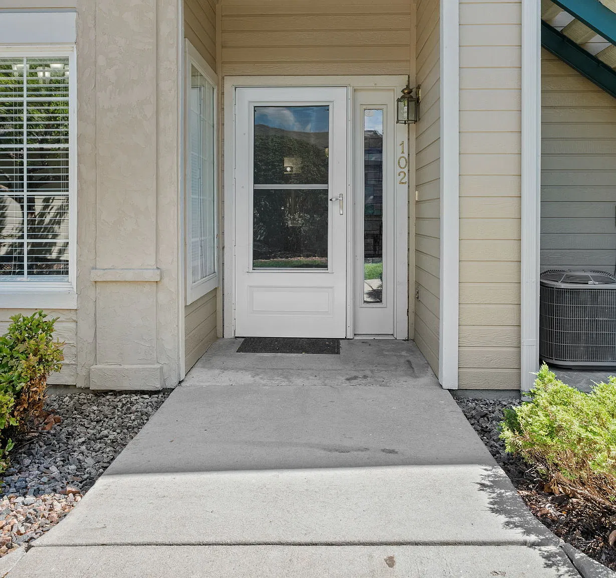 2 bed, 1025 sqft, $2,300 — Photo 3