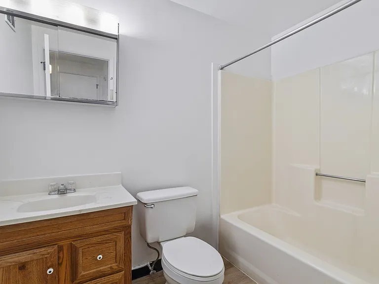 Wehnwood Court Apartments — Photo 18