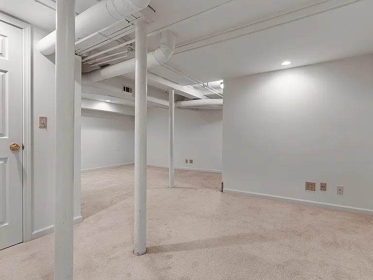 404 Lotis Way — Photo 33