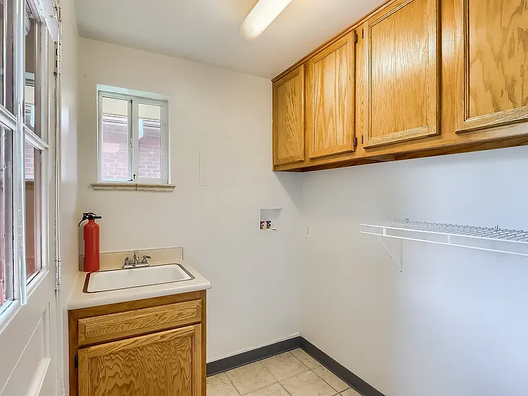 160 S Holly St — Photo 18
