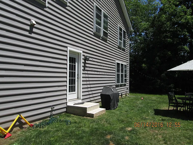 19 Riverside Dr — Photo 35
