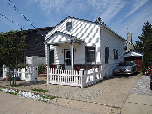 2nd image of 60 Garden City Ave