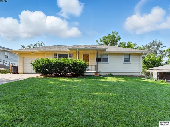 8521 Pinkney St, Omaha, NE 68134