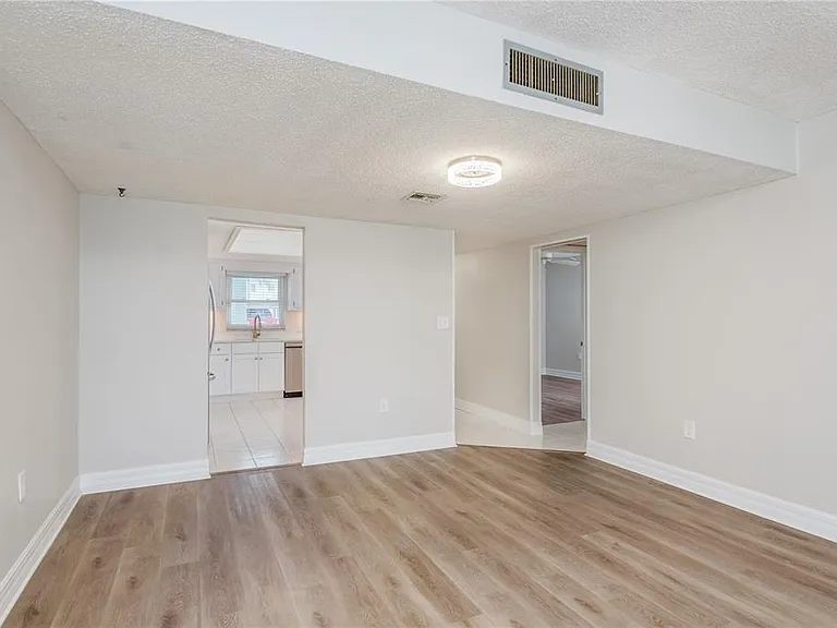 8 Glencoe Pl #104 — Photo 10