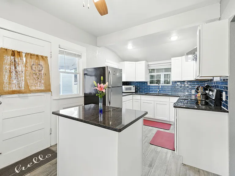 629 Delmar St — Photo 11