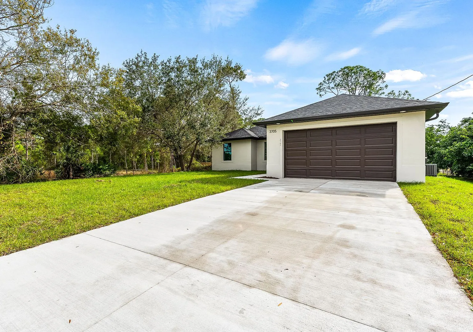 Beautifully Renovated Home with Modern Open-Concept Design in Lehigh Acres — Photo 2