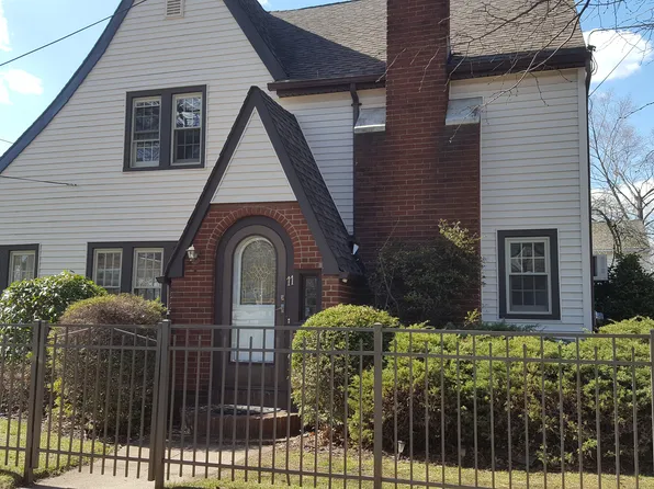 11 Berry St, Lynbrook, NY 11563