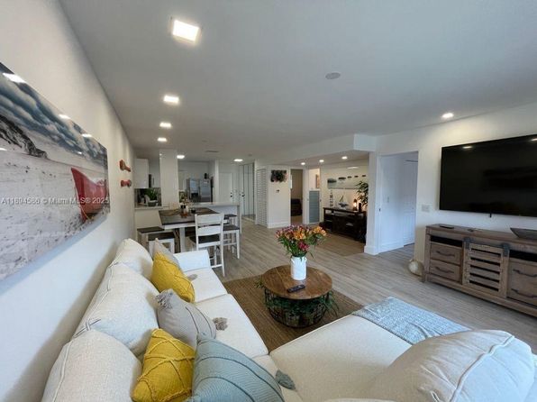 3944 NE 167th St APT 107