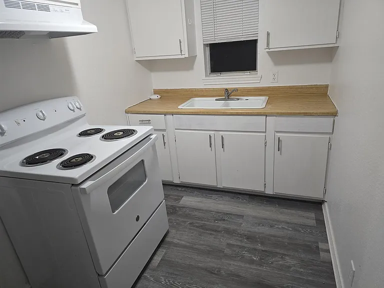 316 Bush Dr #B — Photo 3