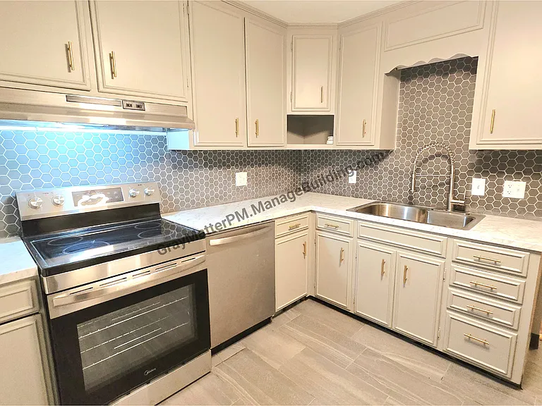 738 E 35th St — Photo 1
