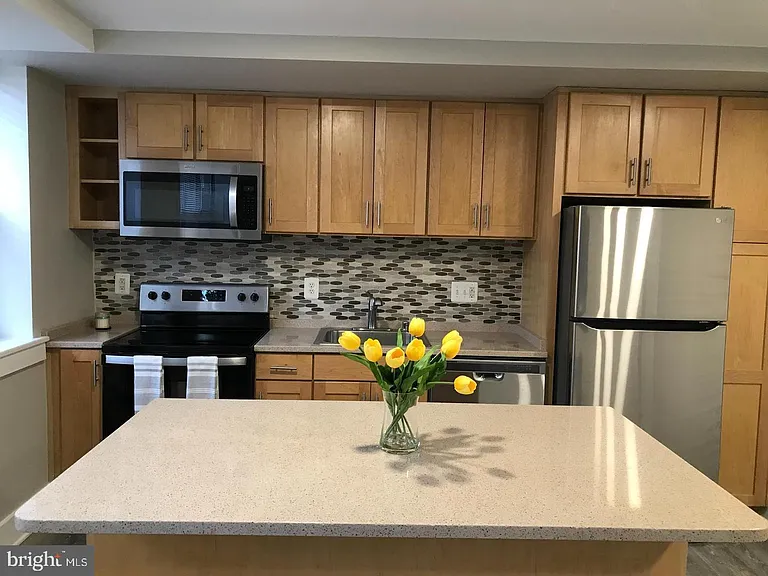 212 Oakwood St SE #B2 — Photo 2