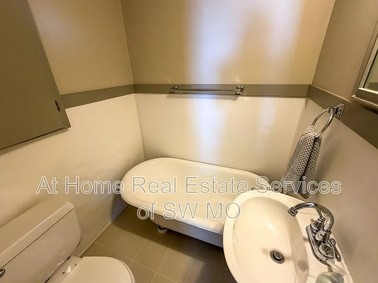 839 S Broadway Ave #B — Photo 5