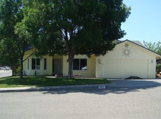 805 Village Dr, Red Bluff, CA 96080