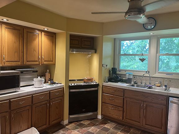 5th image of 2222 Valley View Rd