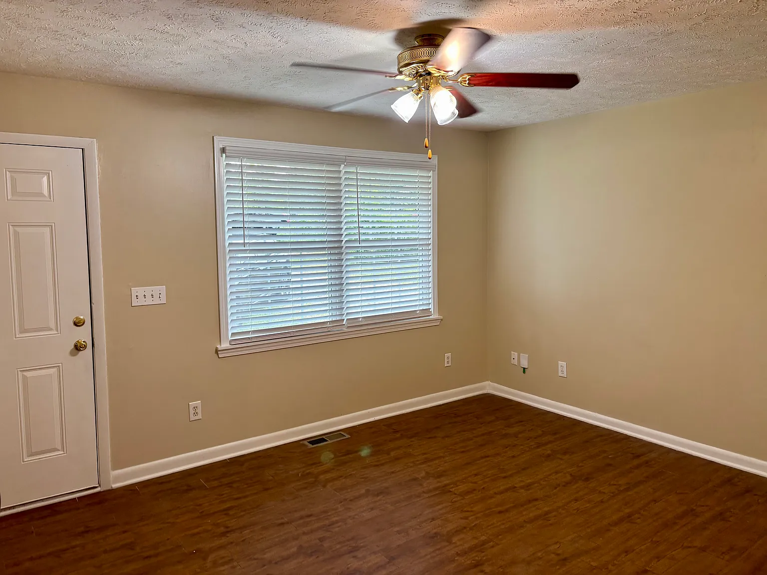3 bed, 1.5 bath, 1100 sqft, $1,700 — Photo 4