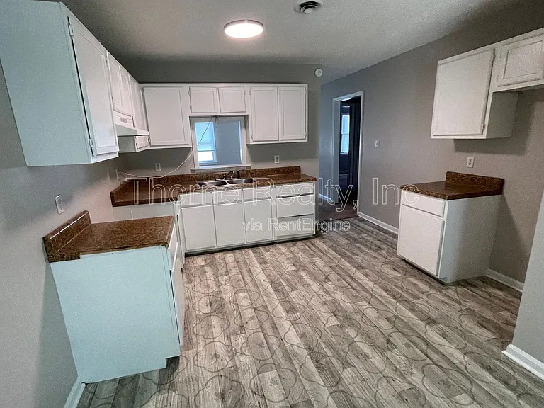 406 E Northern Blvd — Photo 10