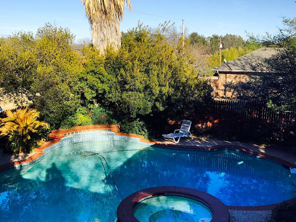 2nd image of 108 Meadowood Cir
