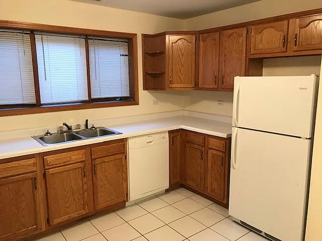 2 bed, 1300 sqft, $1,800 — Photo 2