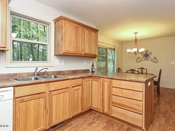 5th image of 1323 Sycamore Ln