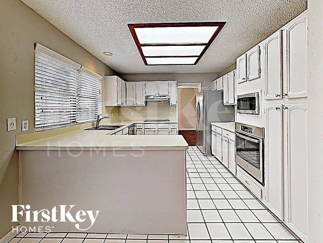 3 bed, 2.5 bath, 2511 sqft, $2,315 — Photo 3