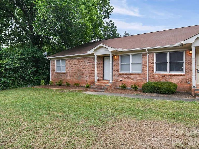 1110 Chandler Dr — Photo 2