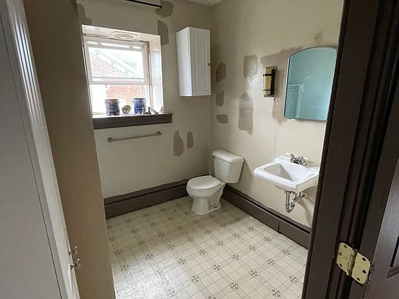 3rd image of 232 Locust St