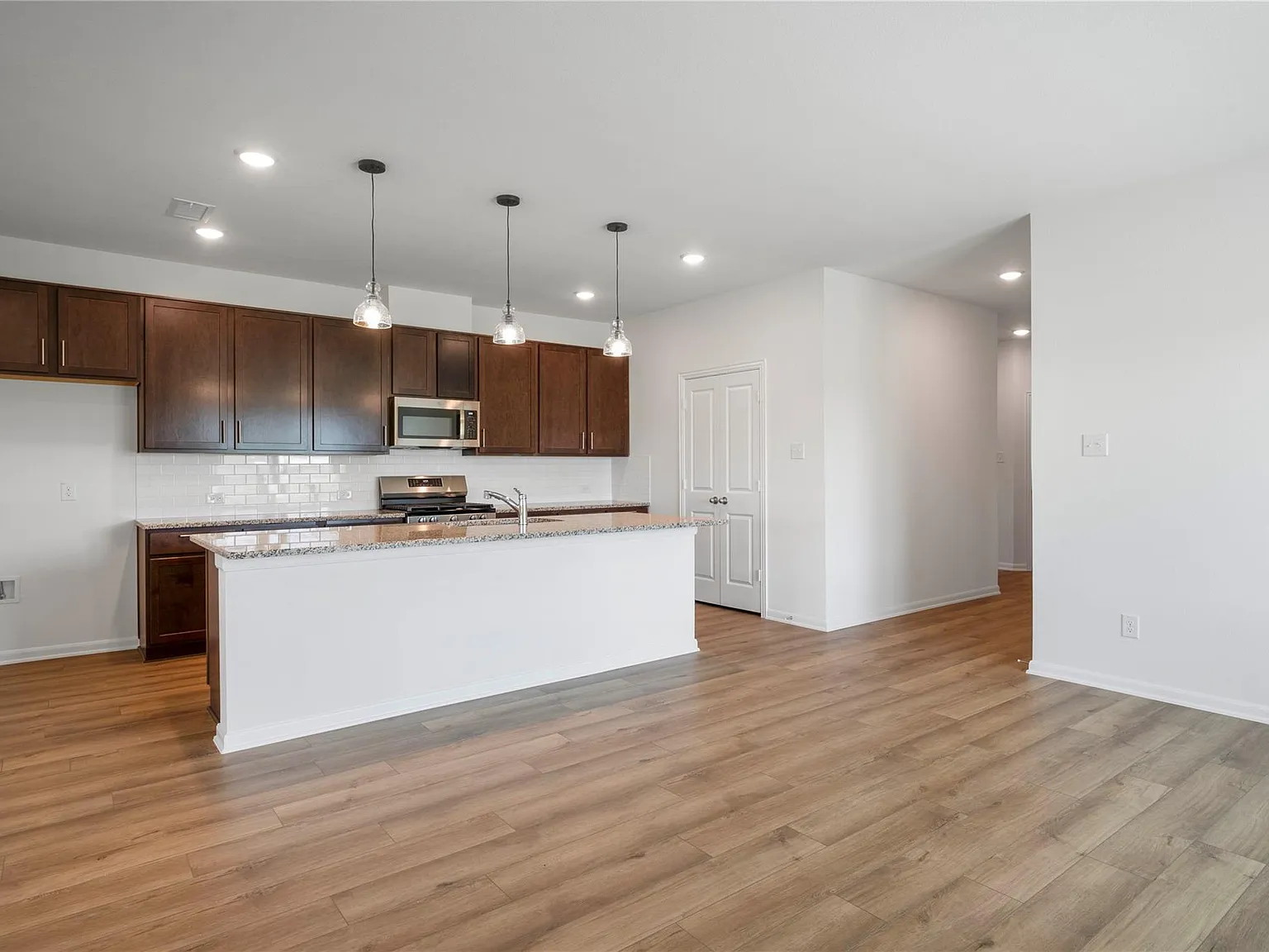 4 bed, 1800 sqft, $2,150 — Photo 4