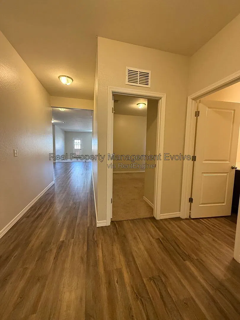 3 bed, 2.0 bath, 1650 sqft, $2,075 — Photo 3