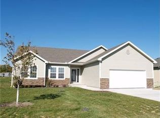 916 N Chestnut Dr, Tonganoxie, KS 66086
