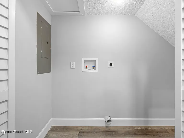 111 Columbia Dr — Photo 12