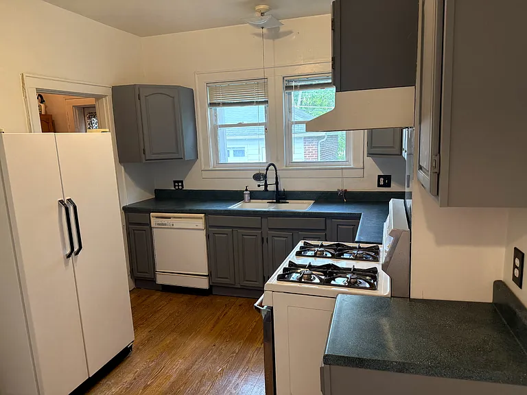 2117 Fairmont Blvd NE — Photo 2
