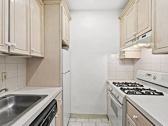 3rd image of 340 E 77th St APT 2B