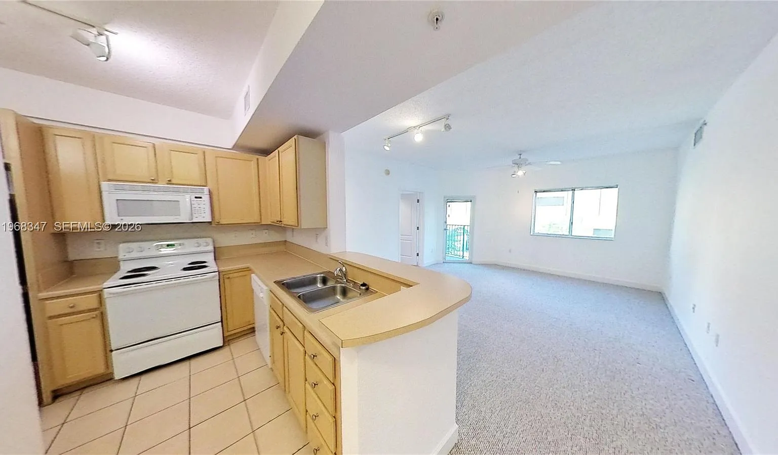 Valencia Condo — Photo 1