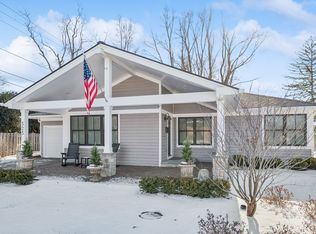 525 W Deerpath, Lake Forest, IL 60045